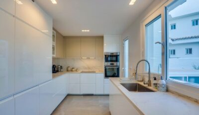 Cancun Rental Residences - Ático Estepona - Vista Golf - Cocina Completa