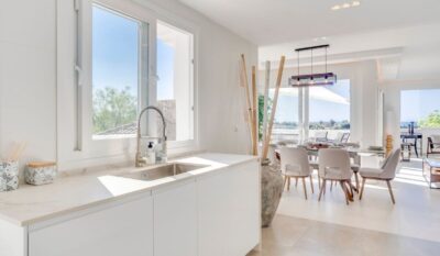 Cancun Rental Residences - Ático Estepona - Vista Golf - Cocina Vistas
