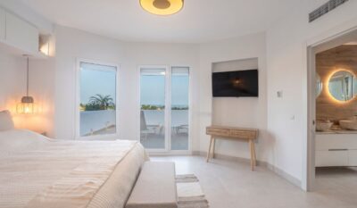 Cancun Rental Residences - Ático Estepona - Vista Golf - Dormitorio con terraza
