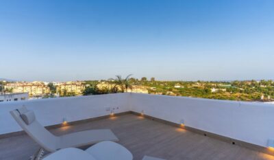 Cancun Rental Residences - Ático Estepona - Vista Golf - Hamacas terraza vistas mar