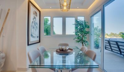 Cancun Rental Residences - Ático Estepona - Vista Golf - Mesa