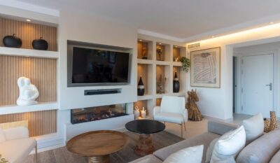 Cancun Rental Residences - Ático Estepona - Vista Golf - Salón TV
