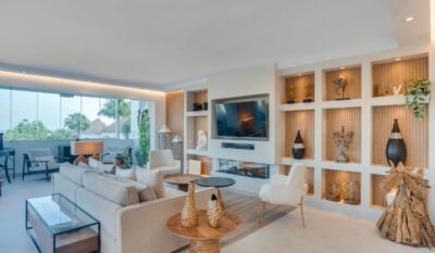 Cancun Rental Residences - Ático Estepona - Vista Golf - Salón Vistas Mar